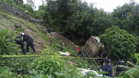 Ajustan en 2 muertos y 19 heridos saldo de volcadura en Uruapan
