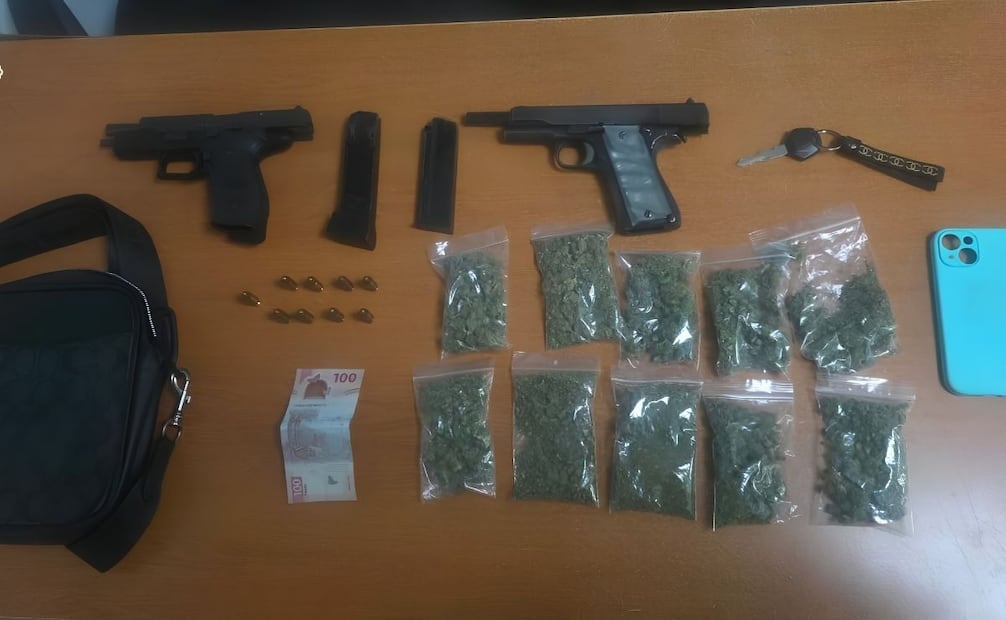 Durante una revisión preventiva le encontraron 14 bolsitas con aparente marihuana; en otra detención aseguraron dos armas cortas, dos cargadores con nueve cartuchos útiles, 10 bolsitas con aparente marihuana, dinero en efectivo, un teléfono celular y la motocicleta en la que viajaban.| Foto: Especial.