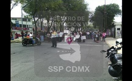 Adultos mayores bloquean la circulación de División del Norte