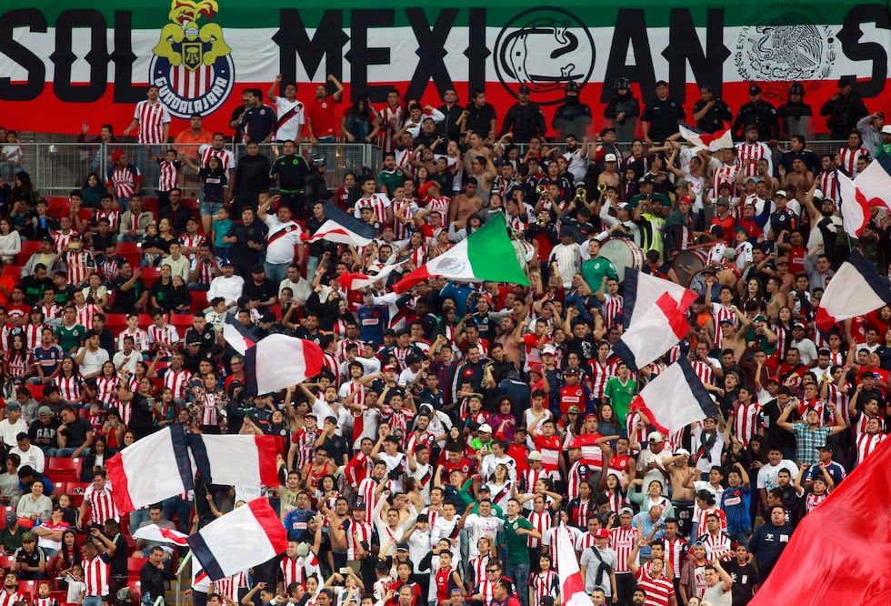 JAMMEDIA. Aficionados de Chivas en el estadio Akron durante el juego de los Cuartos de final de la Concachampions 