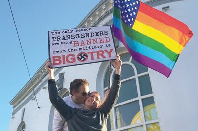 Trump da golpe a soldados transgénero