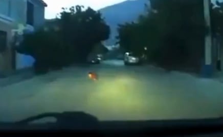 Captan a bebé gateando en medio de la calle en Nuevo León