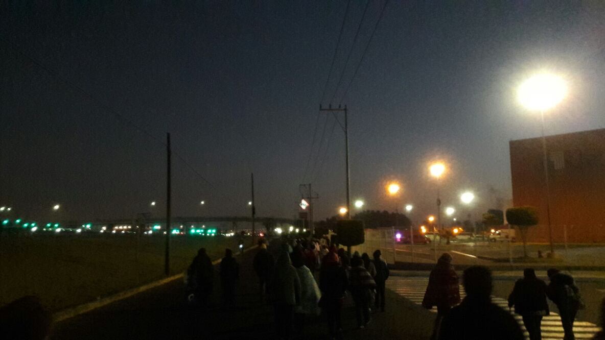 Feligreses caminan sobre Avenida Central a la altura de plaza las Americas para llegar al predio El Caraol donde el Papa Francisco oficiará una misa en Ecatepec (Marcos Muedano / EL UNIVERSAL)
