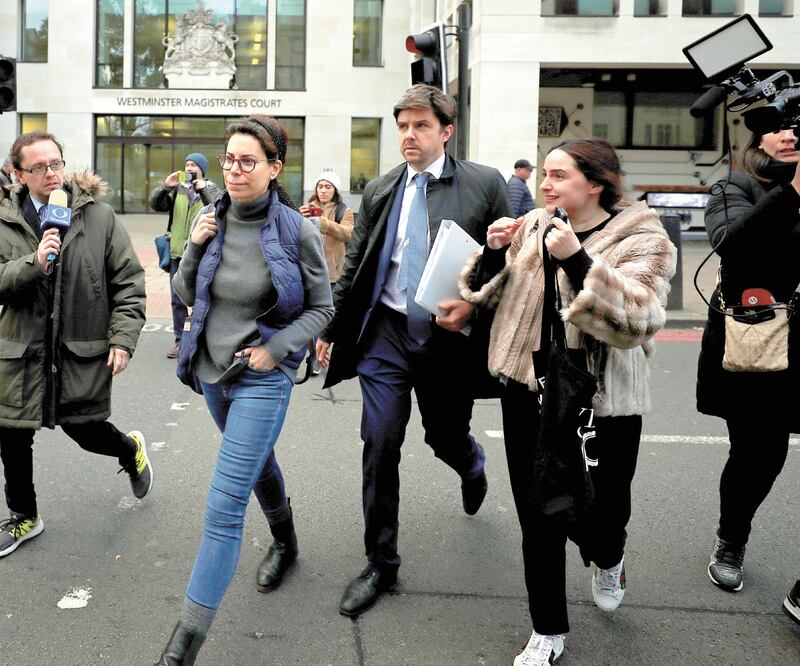 Al salir de la Corte de Magistrados de Westminster, donde compareció por una orden de extradición solicitada por el gobierno mexicano, Karime Macías (de lentes) se negó a responder a preguntas de la prensa. YARA NARDI. REUTERS