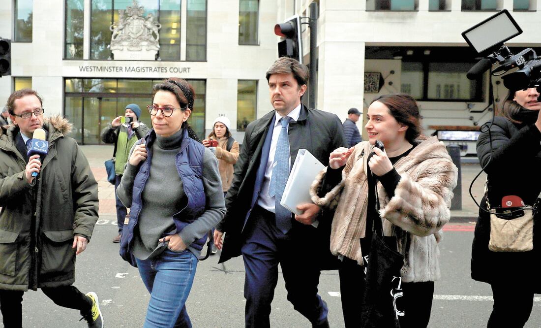 Al salir de la Corte de Magistrados de Westminster, donde compareció por una orden de extradición solicitada por el gobierno mexicano, Karime Macías (de lentes) se negó a responder a preguntas de la prensa. YARA NARDI. REUTERS