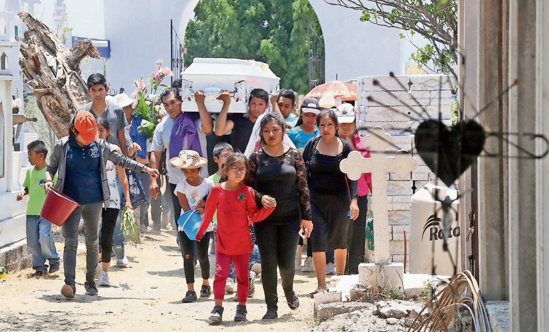 Desde la vivienda donde la velaron, Aideé fue trasladada en un ataúd blanco, pasando por las calles del lugar, hasta el panteón municipal de Huatlatlauca, en la mixteca poblana; la comunidad la despidió con música y flores. / OMAR CONTRERAS. EL UNIVERSAL