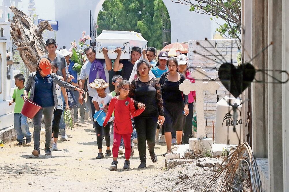 Desde la vivienda donde la velaron, Aideé fue trasladada en un ataúd blanco, pasando por las calles del lugar, hasta el panteón municipal de Huatlatlauca, en la mixteca poblana; la comunidad la despidió con música y flores. / OMAR CONTRERAS. EL UNIVERSAL