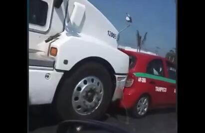 Tráiler arrastra varios metros a taxi con pasajeros en Altamira: VIDEO