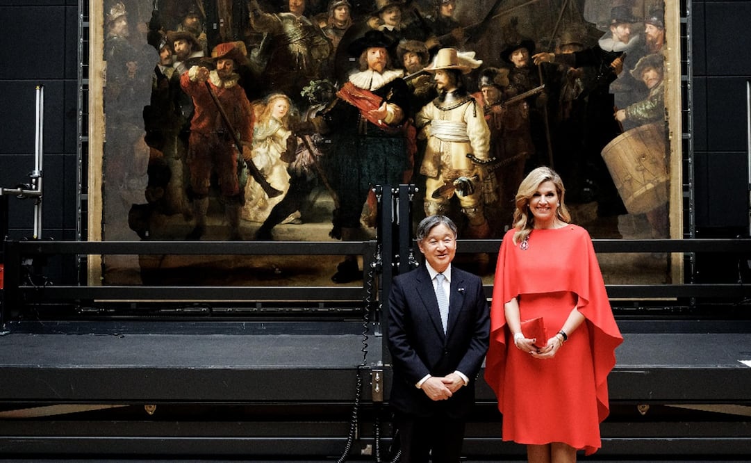 La reina Máxima de los Países Bajos (derecha) y el emperador Naruhito de Japón posan frente a "La ronda de noche" de Rembrandt/ Imagen ilustrativa.Foto:  EFE/EPA/RAMON VAN FLYMEN.