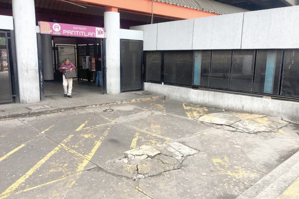 Vecinos de la zona cercanos al Conjunto Pantitlán recordaron que ya habían denunciado el hundimiento que presentan las estaciones, y pese a mejorías aún se mantiene el problema. (EDUARDO HERNÁNDEZ. EL UNIVERSAL)