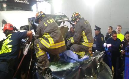 Suman 2 muertos por choque entre camión Torton y auto en Constituyentes