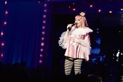 Critica a Trump y coquetea a Penn