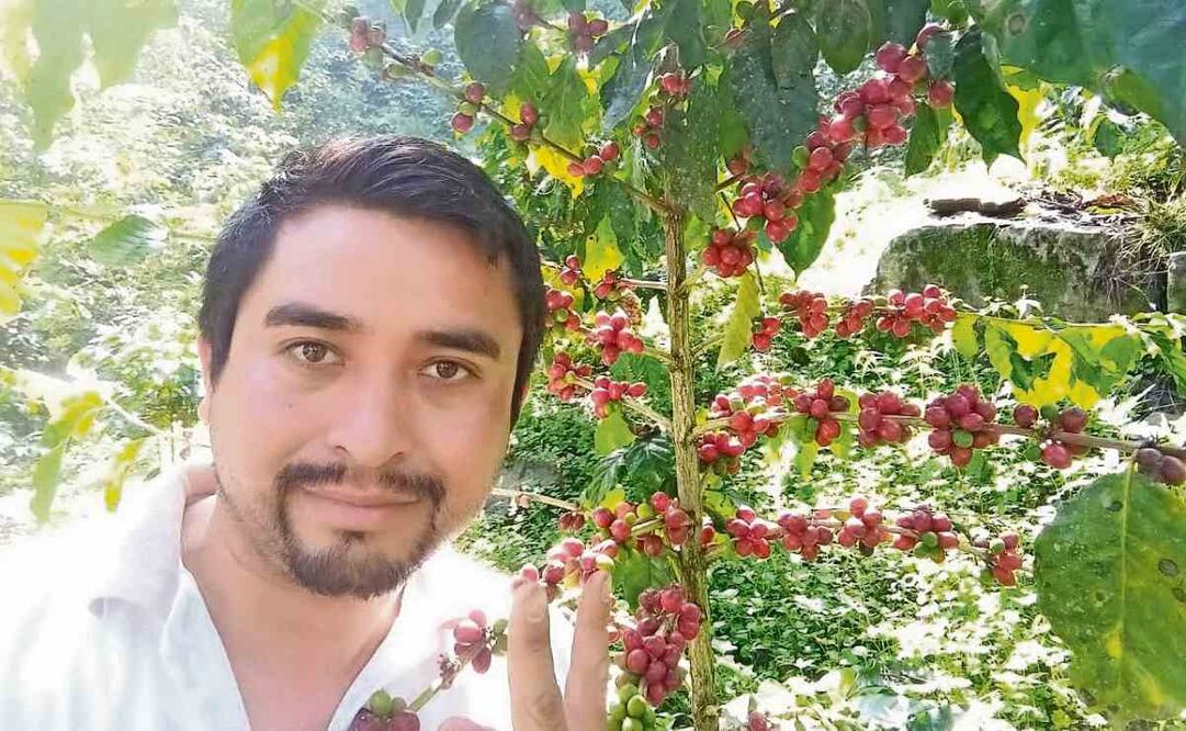En 2021, ya casado y sin estabilidad laboral, Josué Velázquez Herrera se dedicó a la comercialización de café en Tenango de Doria y San Bartolo Tutotepec. Foto: Especial