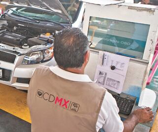 Roban engomados a verificentro de Iztapalapa