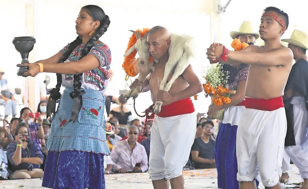 Ayer se llevó a cabo el ritual de la matanza de chivos, al cual asistió el gobernador Miguel Barbosa Huerta. Foto: Especial