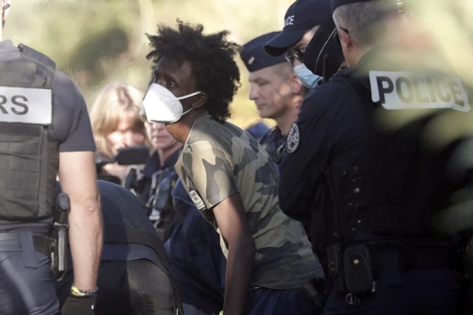 Barco de rescate con 230 migrantes llega a Francia tras disputa diplomática con Italia