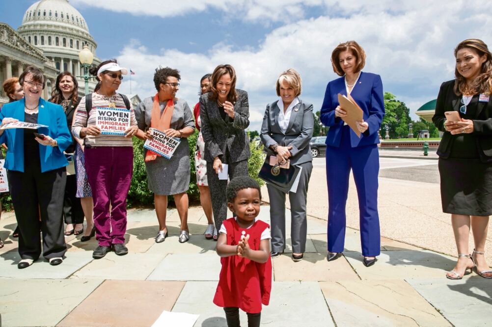 Hawa Tembe, cuya mamá es de Mozambique, aplaude durante una protesta de legisladoras estadounidenses afuera del Capitolio, en Washington, contra la política de separar familias migrantes (J. SCOTT APPLEWHITE. AP)