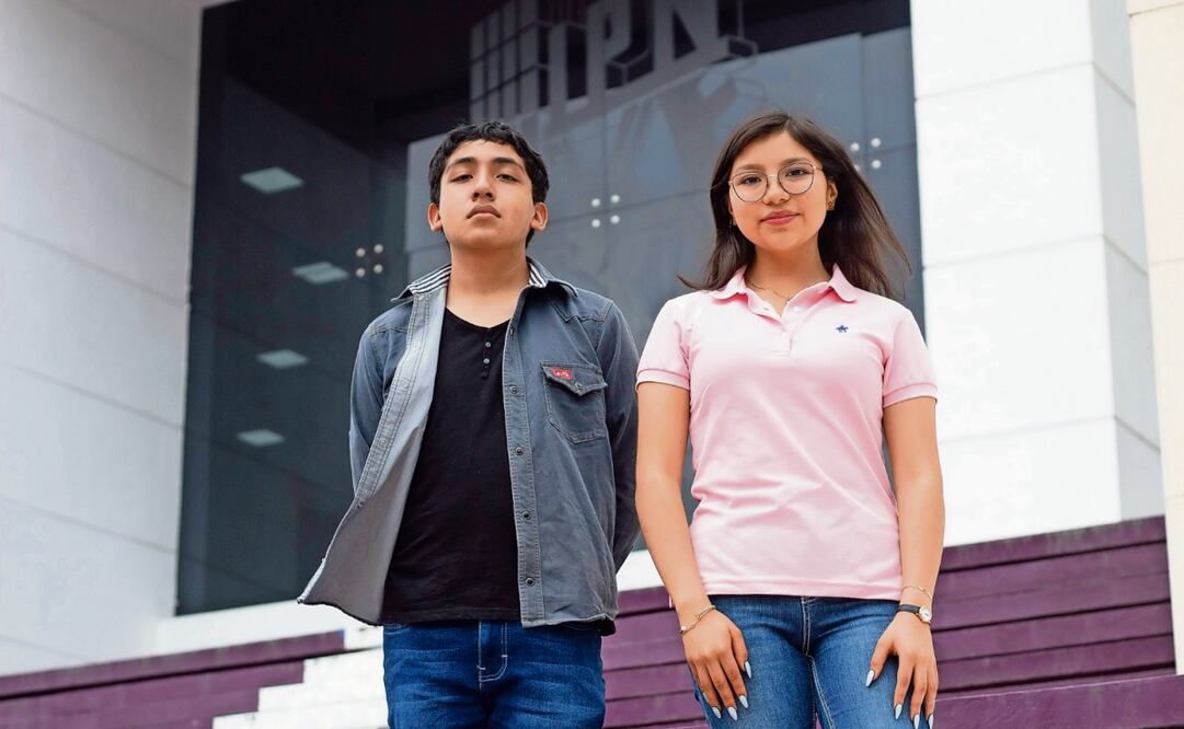 Daniel Alexander y Ana Sofía se dijeron orgullosos de su logro, pues “no cualquiera lo consigue”; ambos desearon lo mejor a sus compañeros y aconsejaron a quienes harán el examen próximamente que no se den por vencidos y sigan adelante. Foto: Fernanda Zamora / EL UNIVERSAL