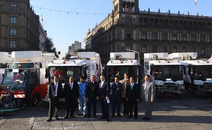 Gobierno capitalino entrega camiones y barredoras