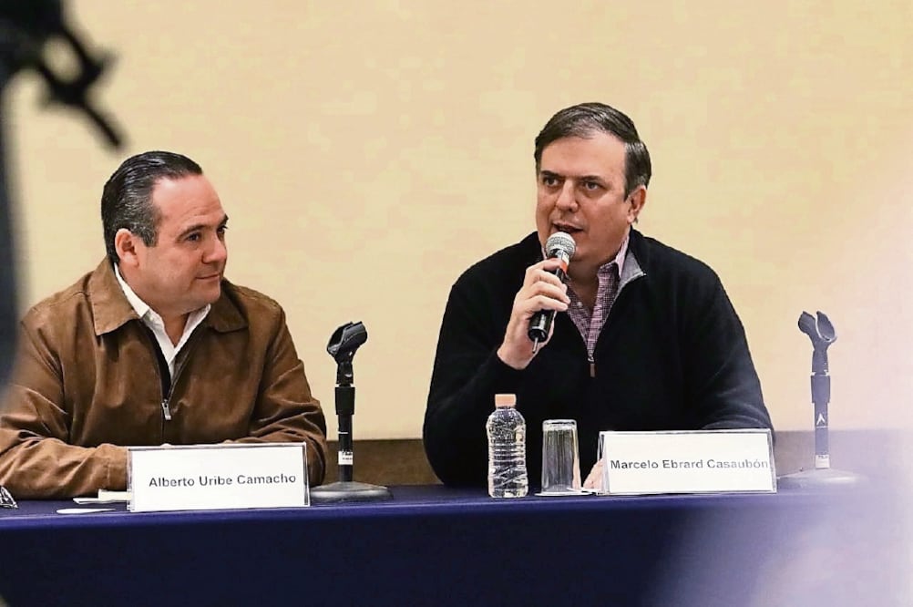 El alcalde con licencia de Tlajomulco, Alberto Uribe (izq), estuvo acompañado del ex jefe de gobierno de la CDMX, Marcelo Ebrard, quien consideró que el edil tomó una decisión difícil, pero acertada (CORTESÍA)