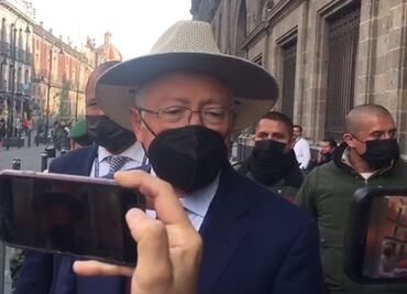 México y Estados Unidos trabajan "hombro a hombro", dice Ken Salazar en visita a Palacio Nacional