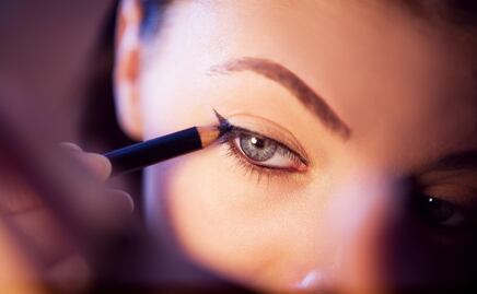 Riesgos del delineado dentro del ojo, según expertos