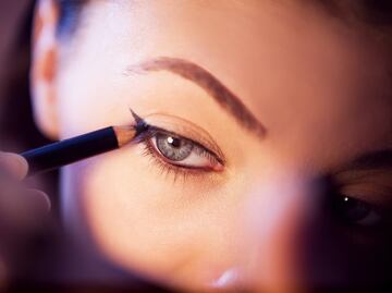 Riesgos del delineado dentro del ojo, según expertos
