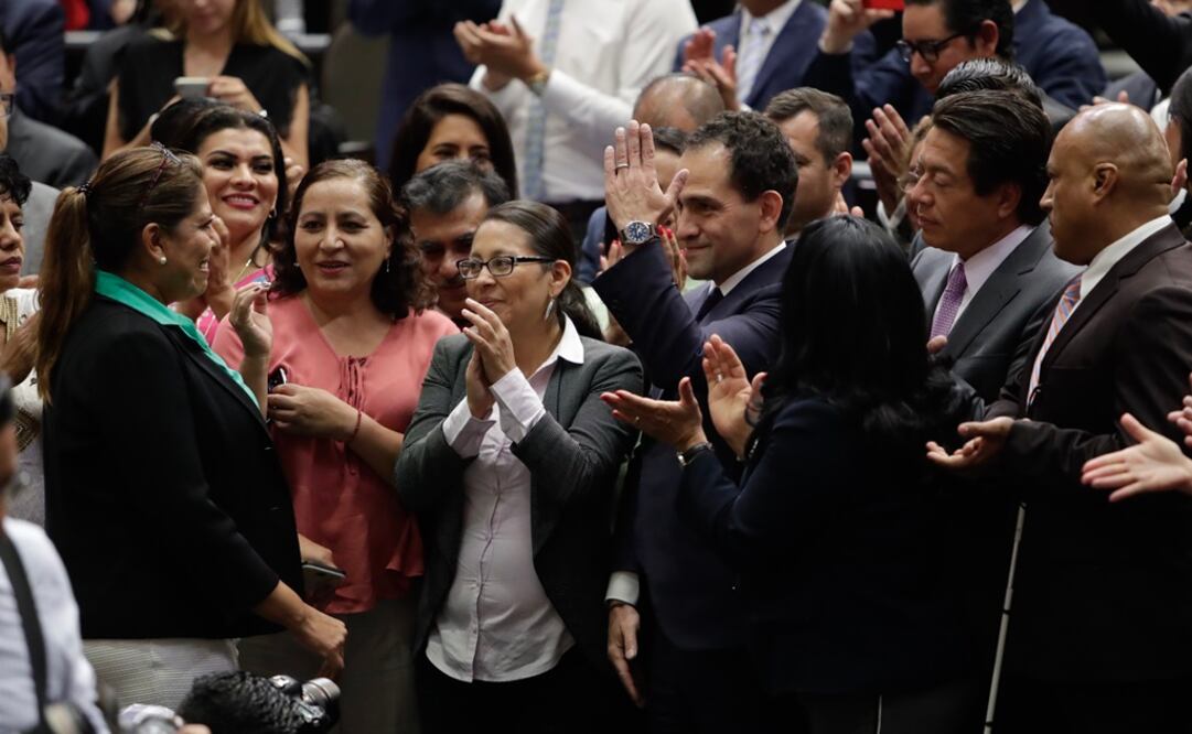 Para llegar al pleno, Herrera caminaba sonriente y atendía todas las peticiones de los legisladores. Foto: Iván Stephens / EL UNIVERSAL