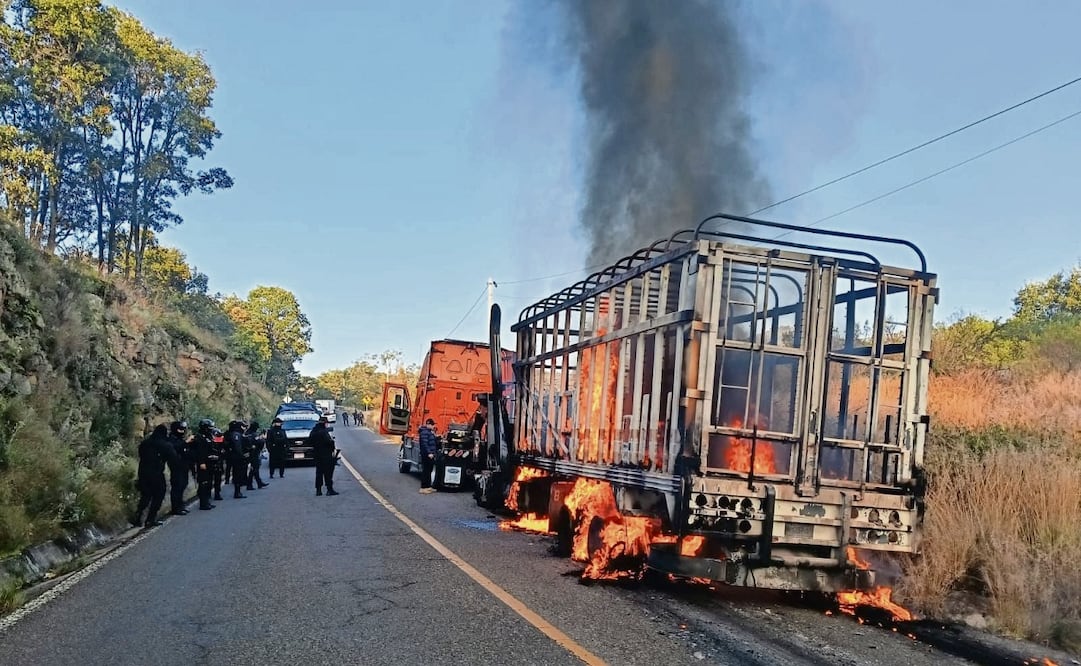 Bandas delictivas incendiaron vehículos; autoridades de diferentes dependencias implementaron un operativo para evitar más hechos criminales. Foto: ESPECIAL