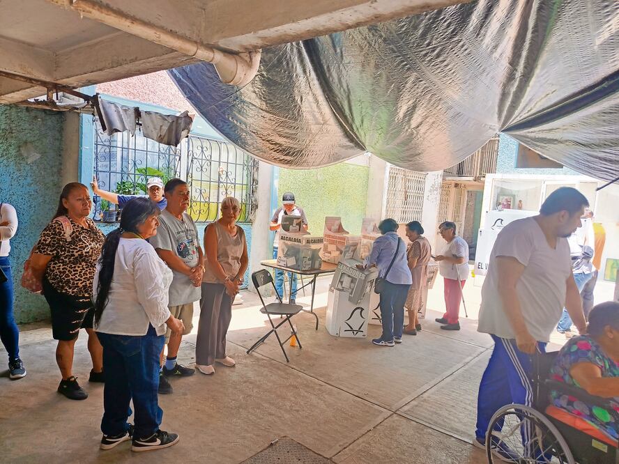 En el barrio de Tepito, una casilla fue instalada en una vecindad; aunque hubo inconvenientes por los puestos de ropa, los habitantes pudieron votar. Foto: Kevin Ruiz | El Universal