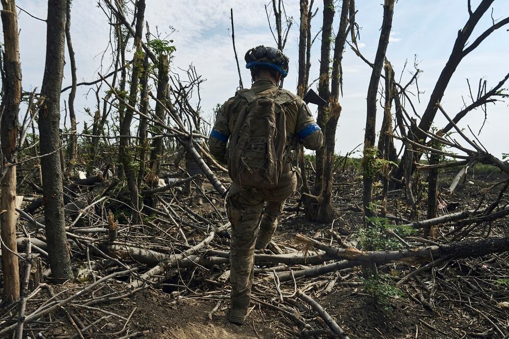 Un soldado de la Brigada de Asalto ucraniana se ubica en su posición, cerca de Bakhmut. FOTO: AP