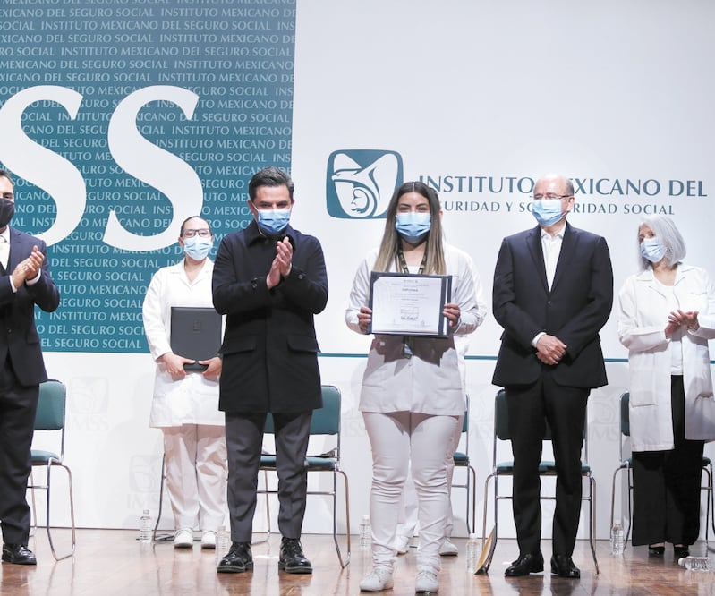 Zoé Robledo, director del IMSS, hizo el reconocimiento durante la clausura de los Cursos de Especialización Médica. Foto: Especial