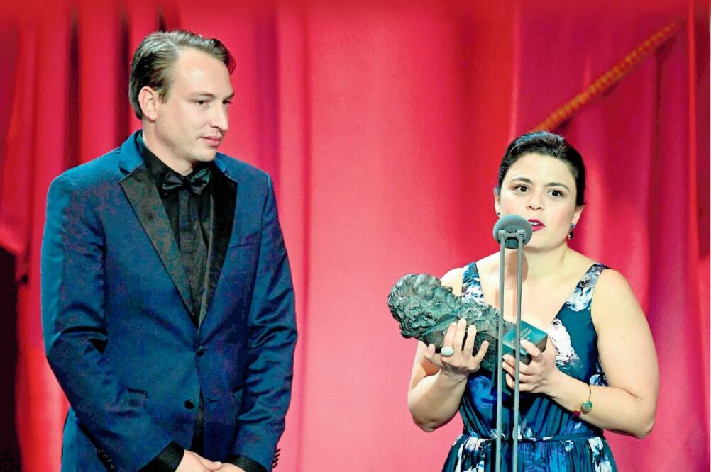 Los productores Nicolás Celis y Gabriela Rodriguez, al recoger el premio (AGENCIAS)