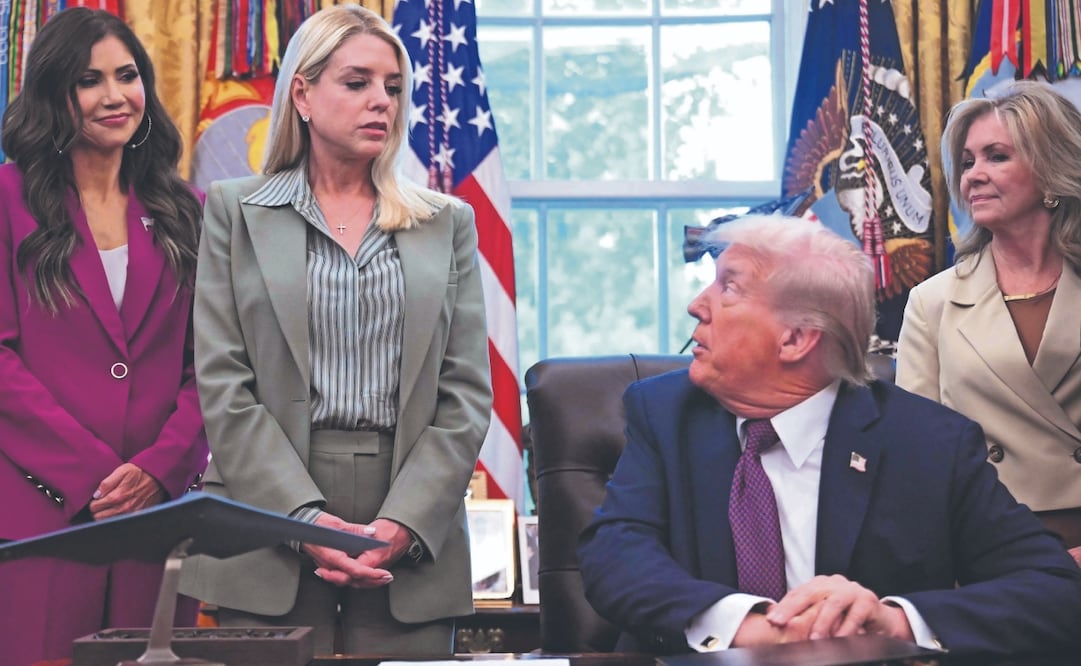 Trump con sus entonces secretaria de Seguridad Nacional, Kristi Noem (primera a la izq.), y fiscal general, Pam Bondi (segunda de izq. a der.). Foto: Saul Loeb/ AFP