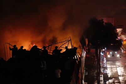 Se incendia bodega en Tepito; desalojan a miles 