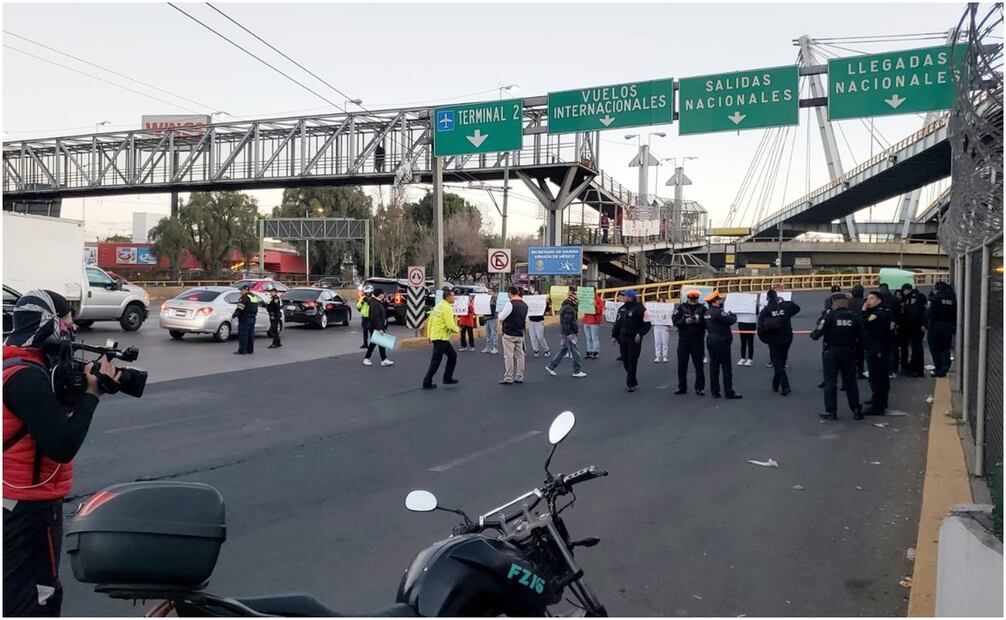 Manifestantes cierran el acceso de la Terminal 1 del Aeropuerto Internacional de la Ciudad de México. Foto: Especial