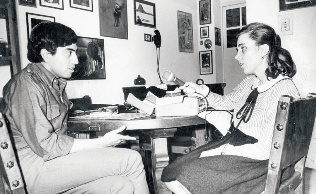 Gustavo Sainz durante su juventud siendo entrevistado por Elena Poniatowska en 1967. FOTO: Archivo EL UNIVERSAL