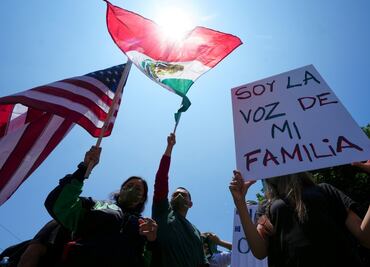 Trump amenaza con un año de prisión a quien queme la bandera de EU en protestas; ya trabaja con senadores para implementarlo