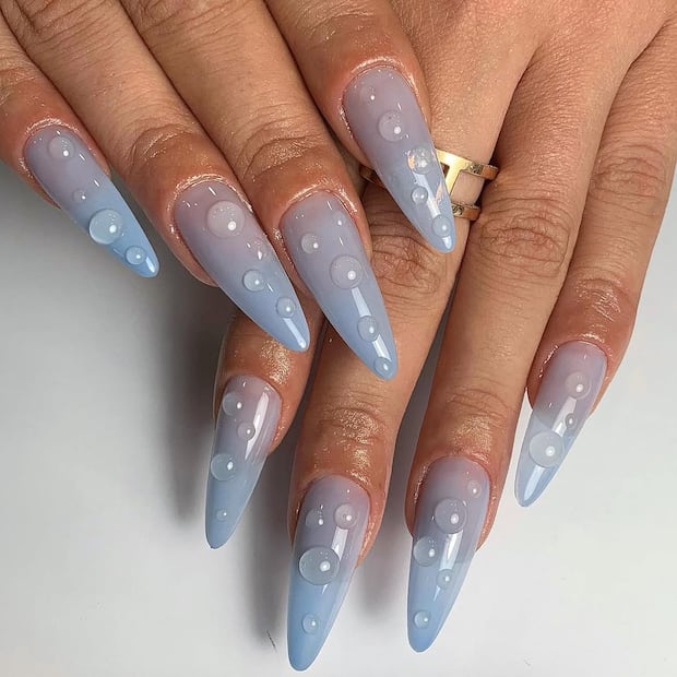 Uñas stiletto color baby blue con gotas condensadas. Perfectas para la playa. Foto: Instagram @agathe.nicoli