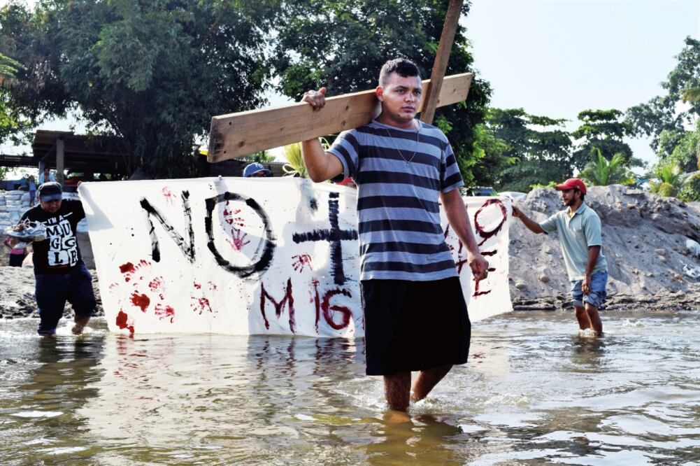 Un migrante salvadoreño cruza el río Suchiate, en la frontera entre Guatemala y México, en esta imagen de 2017 (JOSÉ TORRES. REUTERS)