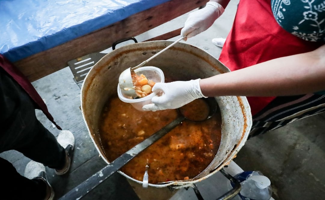 Illustrative photo of a woman serving soup - Photo: Raúl Martínez/EFE