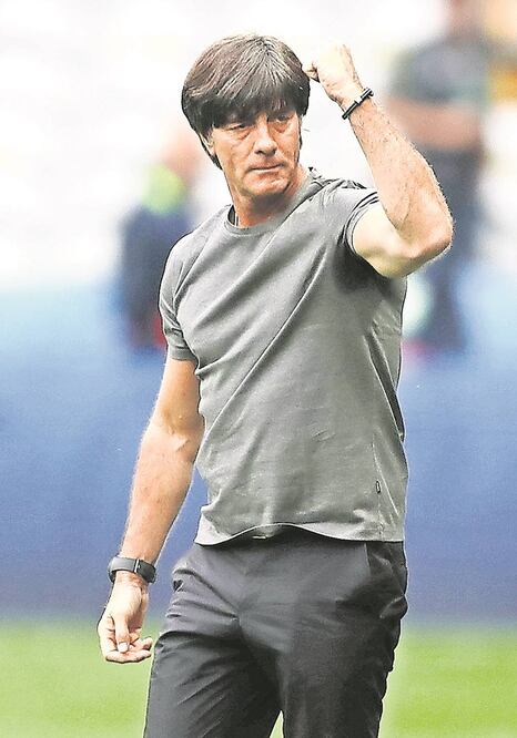 El técnico Joachim Löw espera que las ausencias no mermen a Alemania (CARL RECINE. REUTERS)
