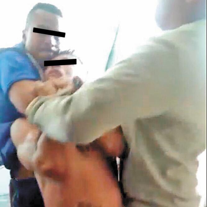 En la grabación se observa que un preso, con uniforme color azul, envuelve con una toalla la cabeza del interno que está desnudo. TOMADA DE VIDEO En