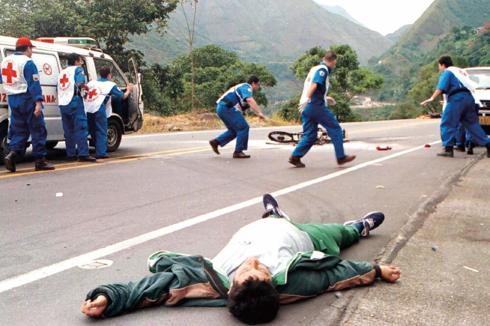 Un civil muerto en un ataque guerrillero en la provincia de Meta, en el 2000 (ARCHIVO. REUTERS)