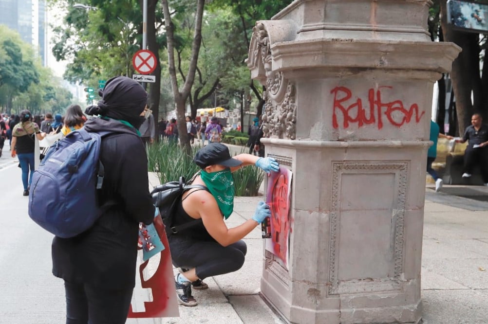 Con el rostro cubierto con paliacates verdes feministas utilizaron plantilla s para pintar grafitis en banquetas, paredes y monumentos. Foto: BERENICE FREGOSO. EL UNIVERSAL