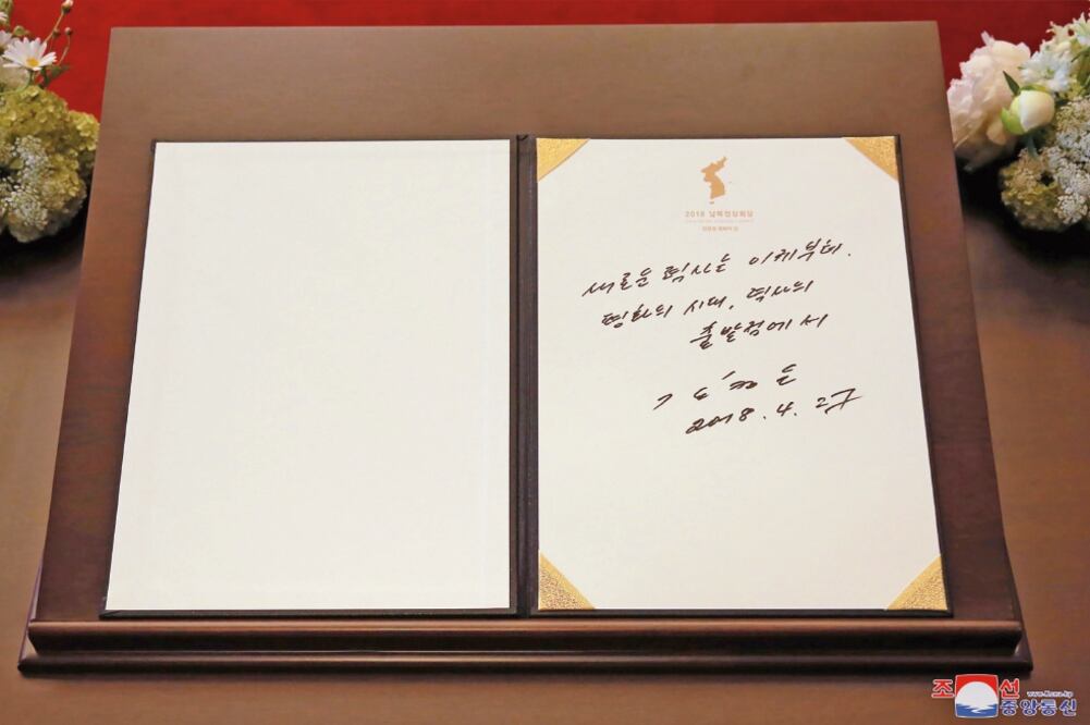 Imagen difundida ayer de la firma hecha por el líder norcoreano Kim Jong-un en el libro de visitas de la Casa de la Paz, en Corea del Sur. Foto: AFP