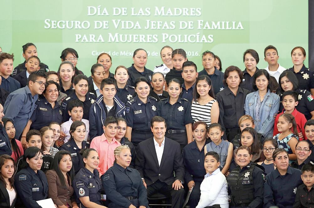 Al encabezar el Día de las Madres, el presidente Enrique Peña Nieto anunció la incorporación de 6 mil mujeres policías al Seguro de Vida para Jefas de Familia (PRESIDENCIA)
