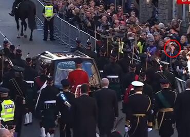 “¡Eres un viejo enfermo!”, le gritan al príncipe Andrés en procesión con el féretro de la Reina Isabel II