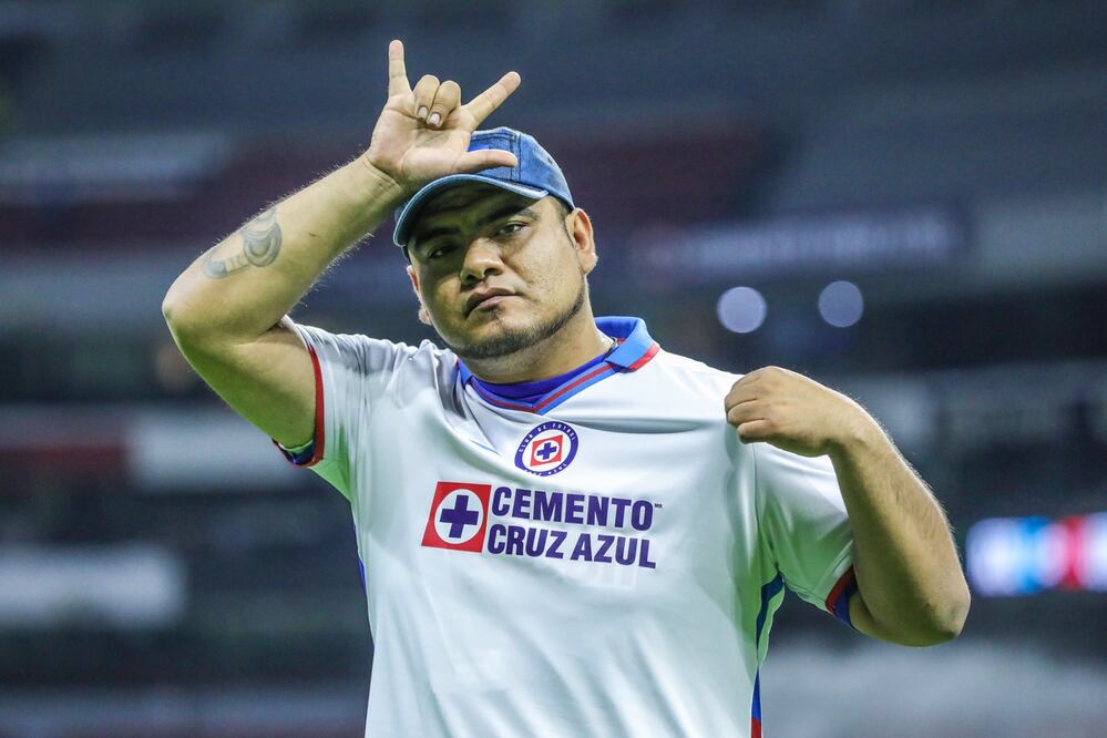El rapero mexicano posó con la camiseta blanca de la Máquina / Foto: Cruz Azul