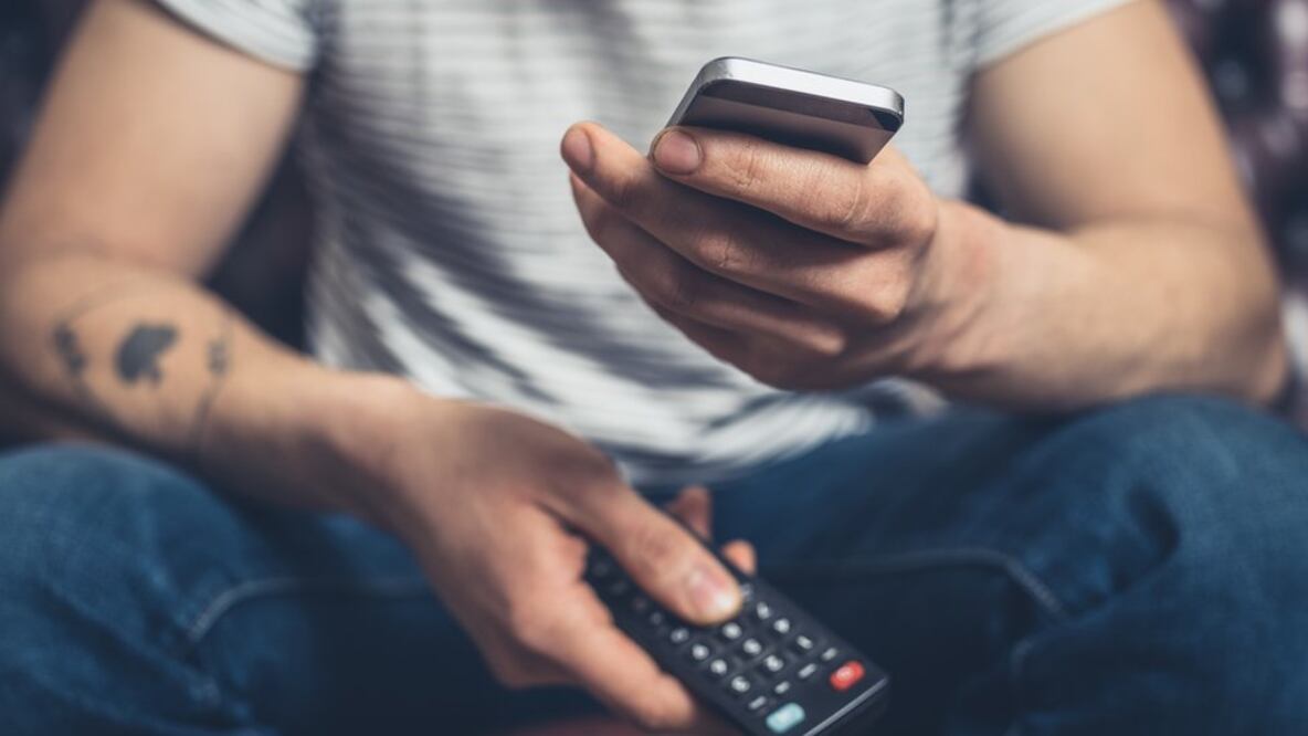 Sea cuál sea la marca de tu televisor o de tu smartphone, existen distintas aplicaciones que pueden ayudarte a enlazar estos dos dispositivos